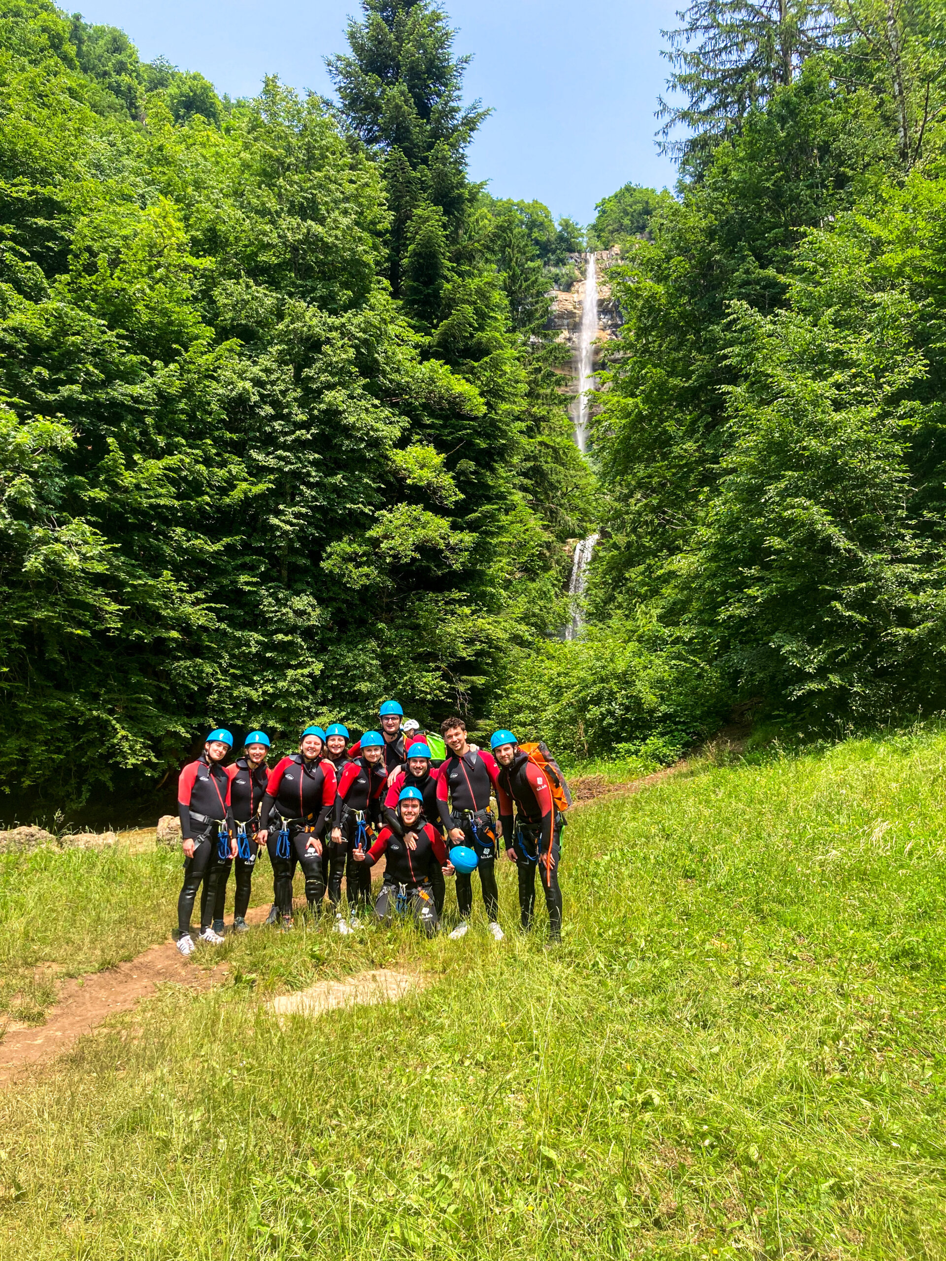 Les cascade de la queue de cheval avec des clients, une descente de canyoning technique et sportive, 100% canyoning Jura