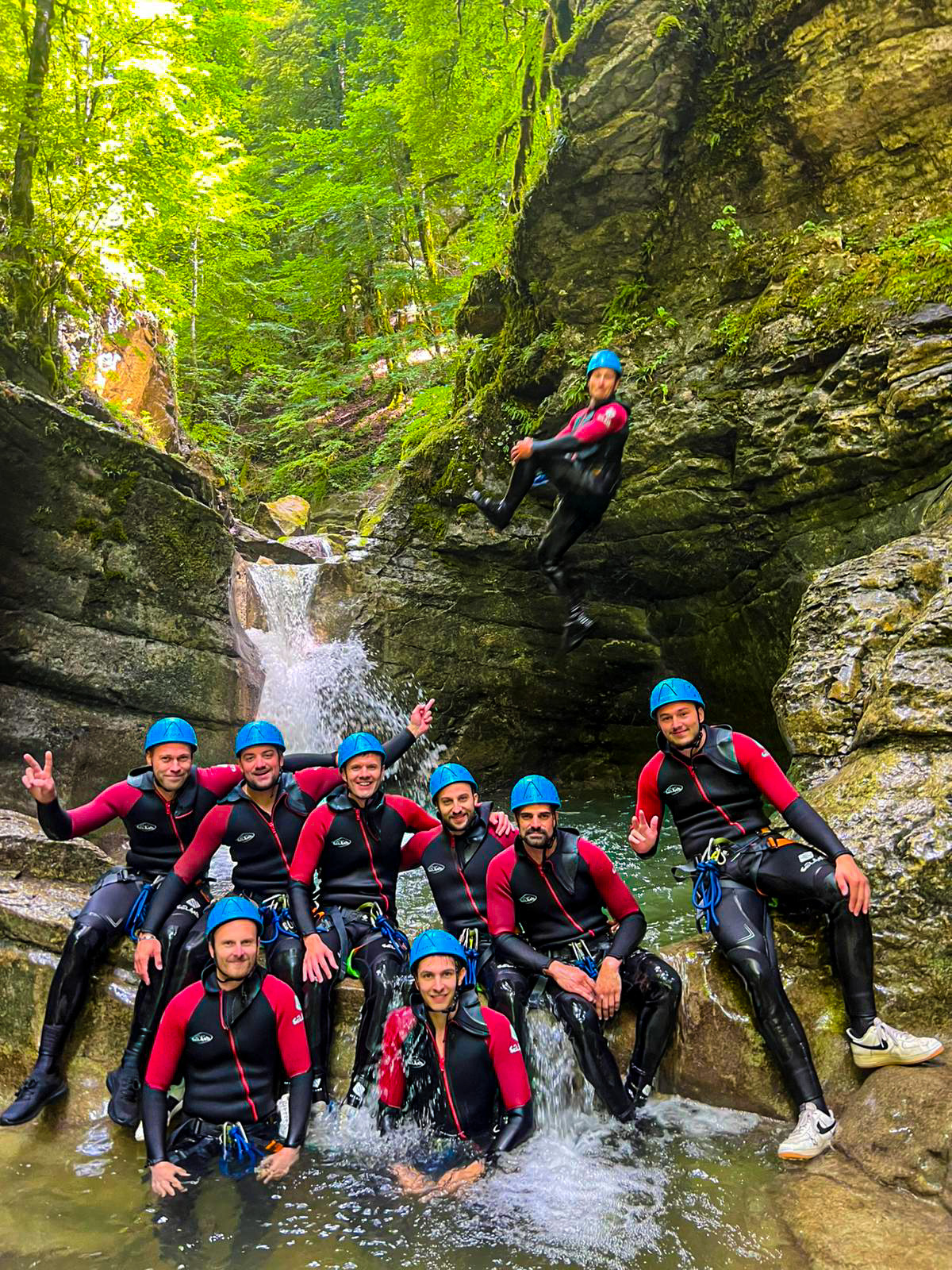 c'est un saut dans une vasque, lors d'un enterrement de vie de garçon en canyoning dans le Jura. c'est la partie aquatique du Grosdar intégral