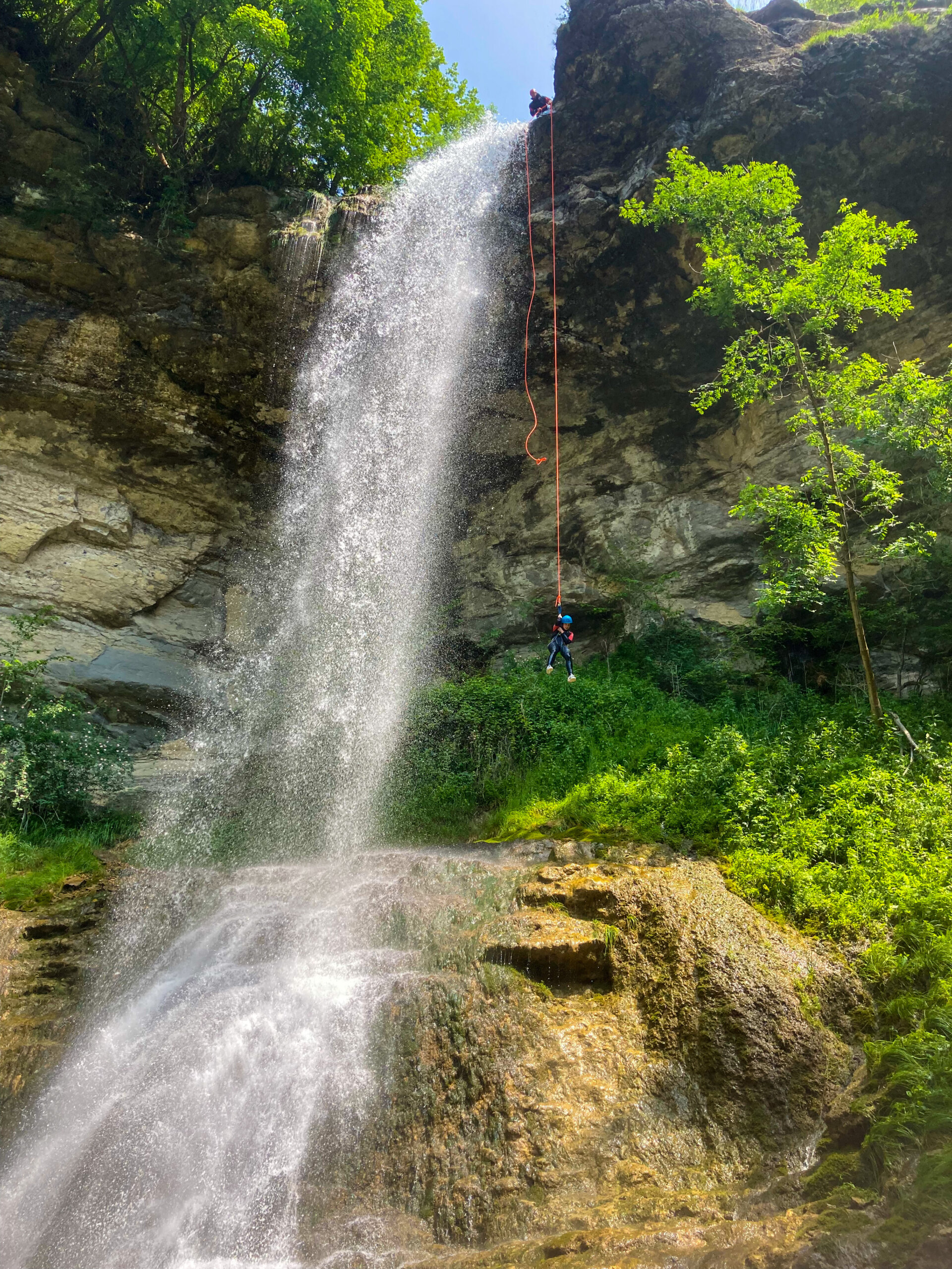 Descente d'une cascade de 30 mètres en rappel dans le canyon du Grosdar intégral dans le Jura. c'est le canyon le plus technique et le plus sportif du Jura