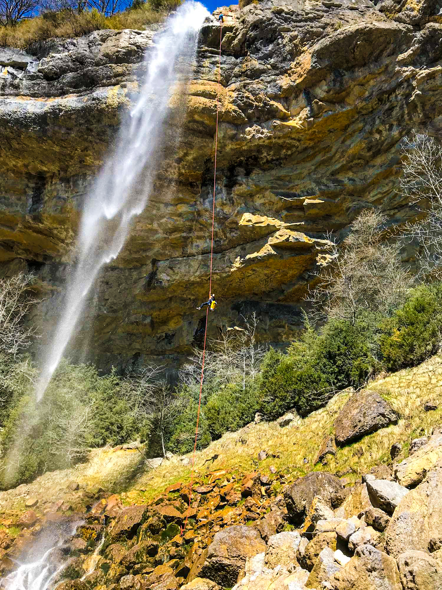 descente en rappel de la cascade de la queue de cheval, c'est une cascade de 70 mètres, dont 55 mètres en file d'araignée, l'un des passage les plus technique de tous les canyon du Jura